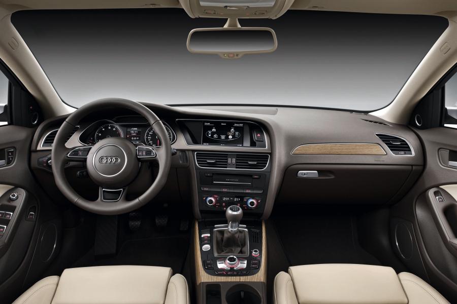 Торпедо Audi A4 2.0T Sedan (B8, 8K) 2012 года  (фото 12 из 19)